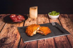 Kachopo King cierra su alianza con Gambrinus para la comercialización de sus productos