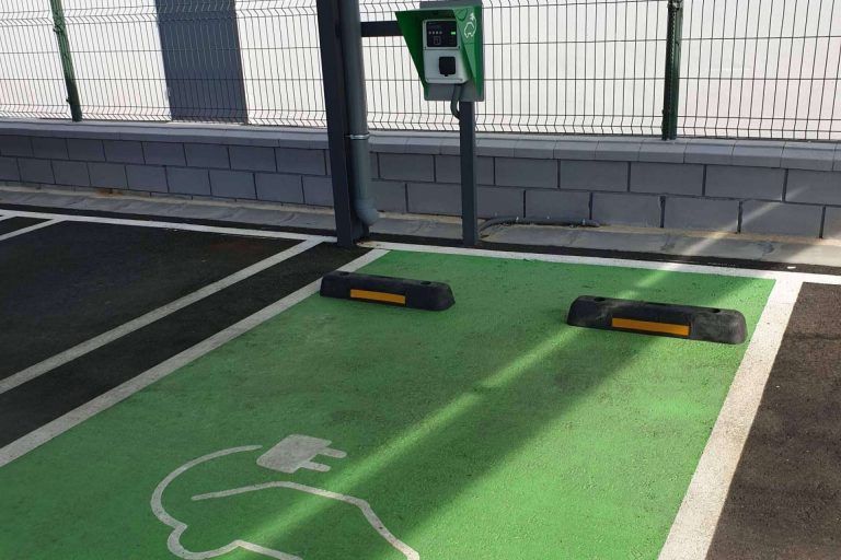 Abadecom Manufacturer SL y sus topes de parking de plástico 100 % reciclado