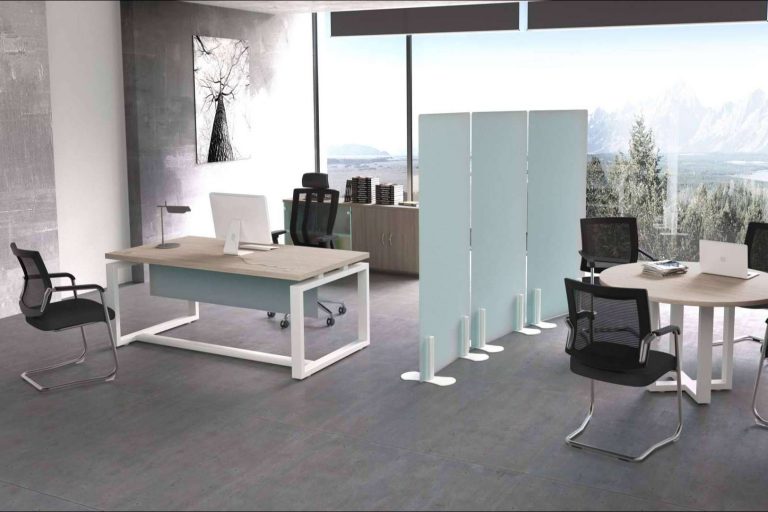 Separación de espacios de trabajo con biombos modulares para oficinas