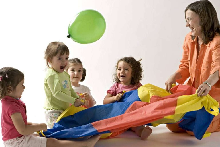 Educar con Abrazos de Amor, la guía necesaria para adaptarse a la nueva regulación del primer ciclo de Educación Infantil