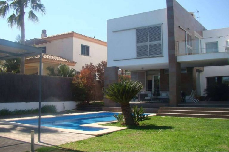 Venta de chalés en urbanizaciones únicas en Valencia, como Cumbres de Calicanto, El Bosque o Campolivar