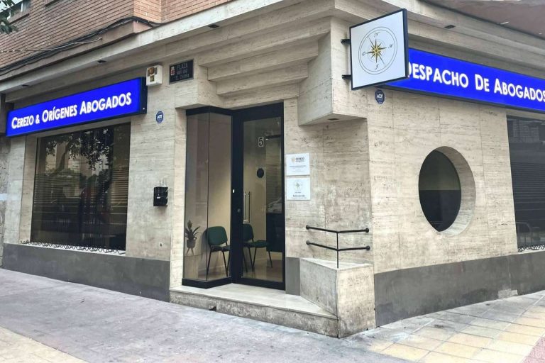 Para reclamar los gastos de la hipoteca y la cláusula suelo, Cerezo Abogados ofrece asesoramiento y una primera visita gratuita