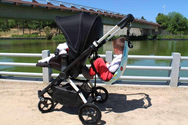 amaBABY ofrece una silla auxiliar que permite llevar a dos niños en el mismo carro