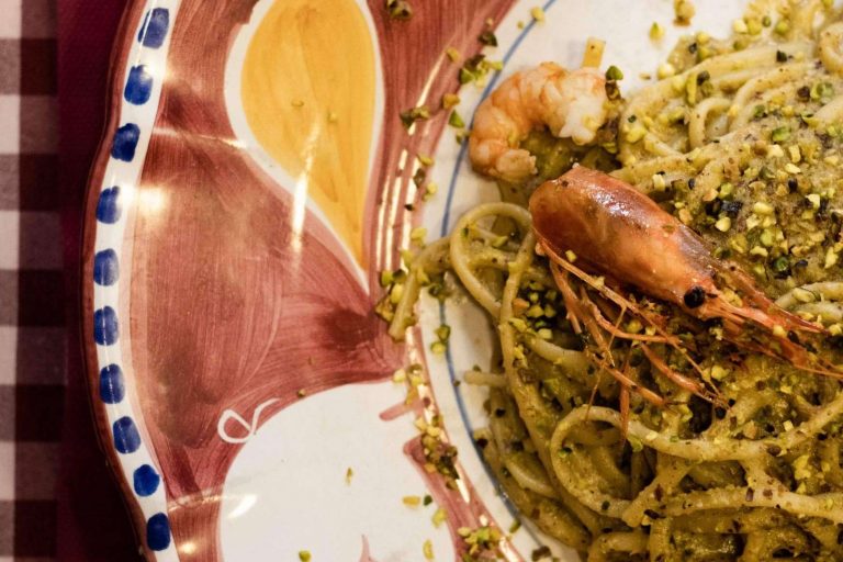 Spaccanapoli Barcelona es un restaurante italiano ubicado en el barrio Ciutat Vella, el cual ofrece platos para todos los gustos