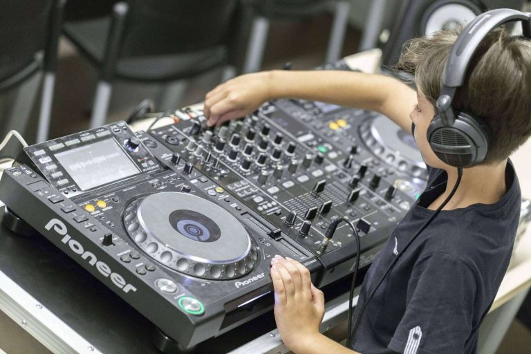 EUMES ofrece un curso de producción musical para niños y adolescentes