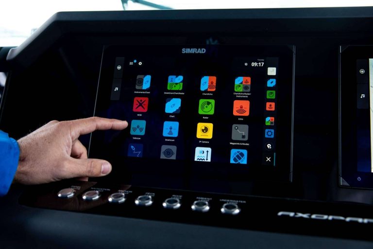 Simrad lanza la nueva serie de sondas NSX, en Equiposnauticos.com