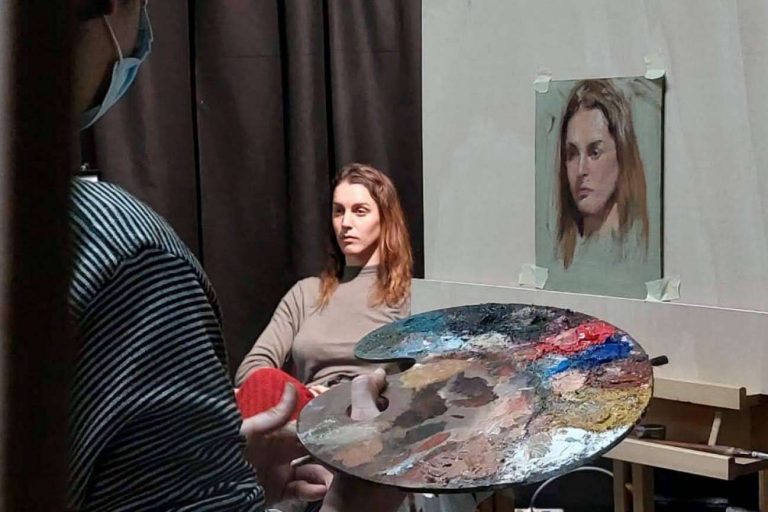 Clases de pintura y dibujo académico clásico con modelos profesionales en la academia Estudio Ilógico