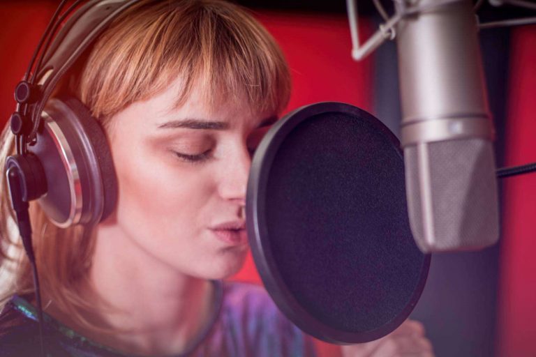 Hot Stuff Producciones Musicales imparte el Taller de Doblaje de Canciones