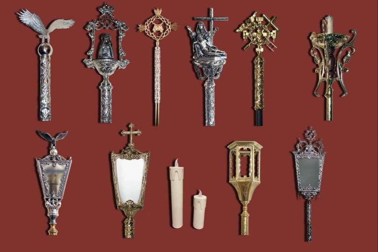 Las medallas de Amén Promosant, uno de los elementos favoritos de la población católica