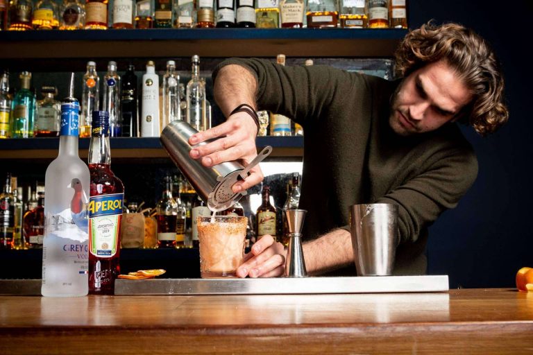 Con el Curso Profesional de Bartender de ESCOM, las personas se pueden convertir en un auténtico bartender