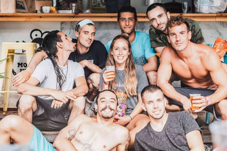 Clases para personas de todas las edades de la mano del surfcamp Las Dunas