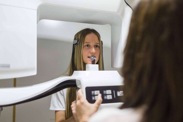 Devolver el brillo a la sonrisa, la finalidad de Dental Roca