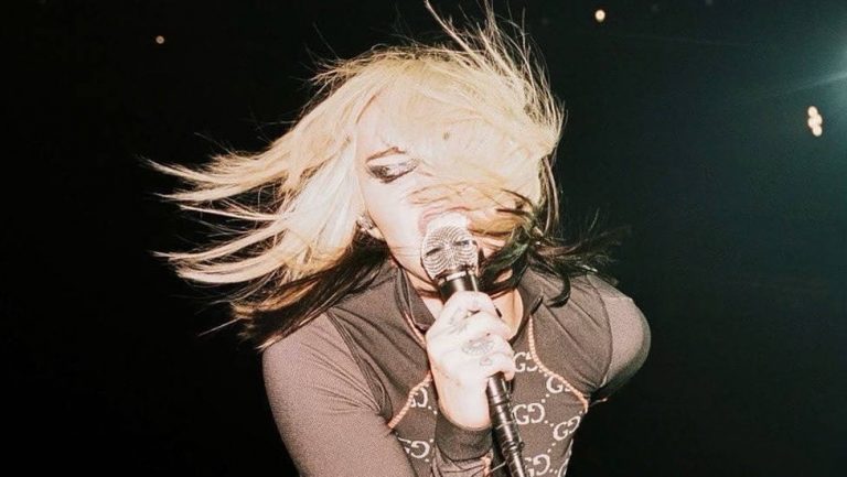 Miley Cyrus en “Attention: Miley Live”, su disco en directo