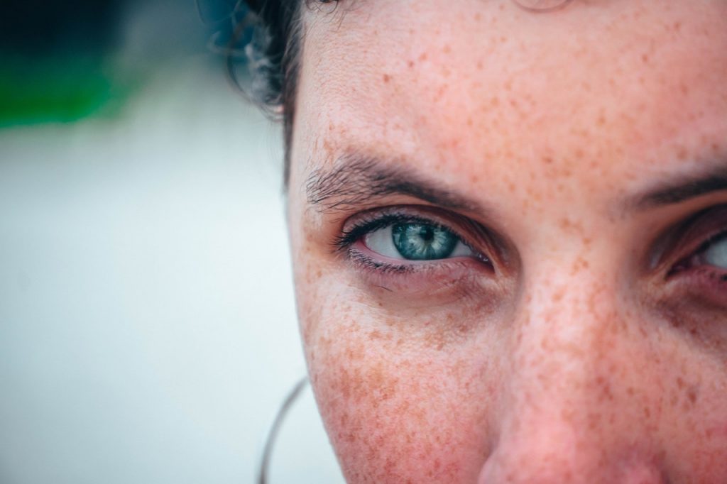El único truco de maquillaje efectivo para eliminar las ojeras