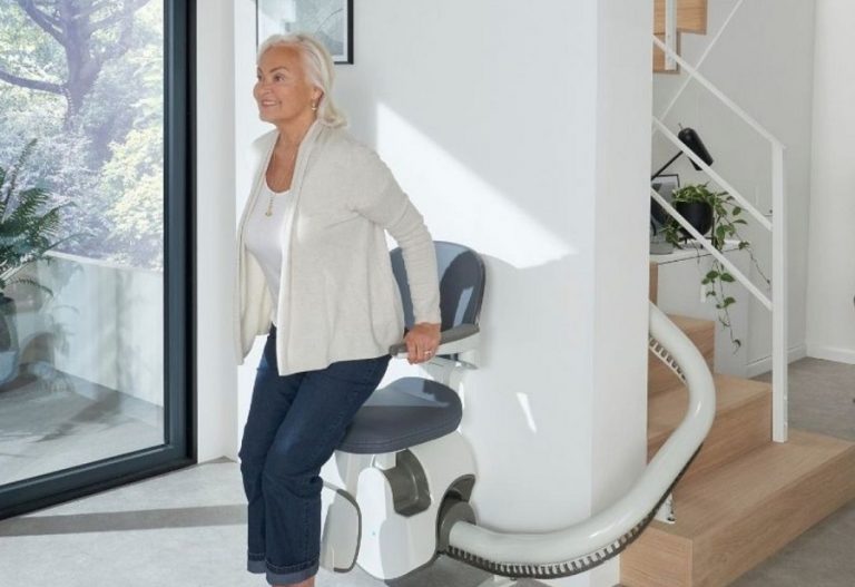 Instalar una silla salvaescaleras para ganar autonomía personal