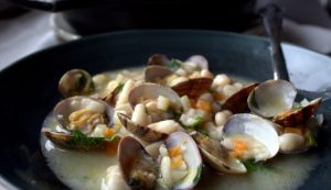Transforma plato alubias con almejas