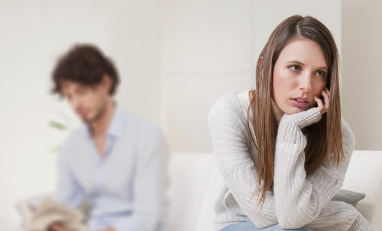Dormir poco y otras señales de que tu pareja te está engañando en la cama