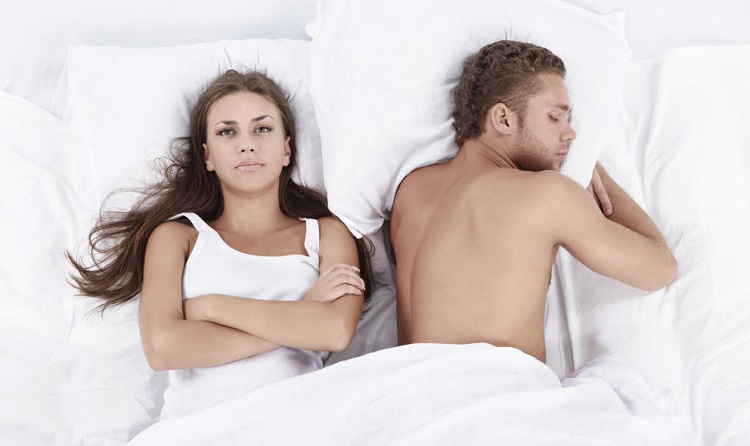 Dormir poco y otras señales de que tu pareja te está engañando en la cama