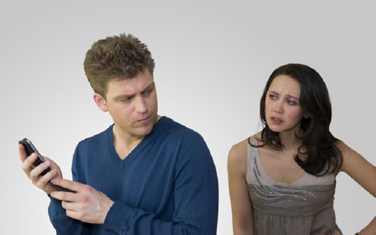 Dormir poco y otras señales de que tu pareja te está engañando en la cama