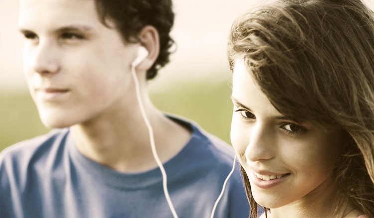 Dormir poco y otras señales de que tu pareja te está engañando en la cama