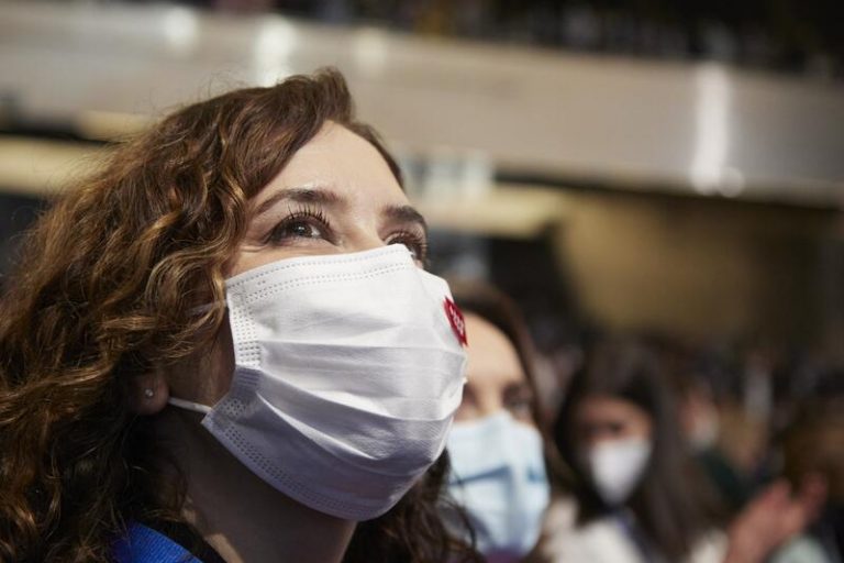 Ayuso preside su primer acto del Dos de Mayo sin restricciones y arropada por Feijóo