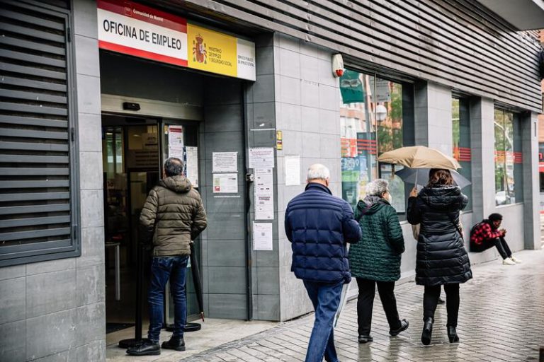 El paro baja en 86.260 personas en abril y los contratos fijos se cuadruplican