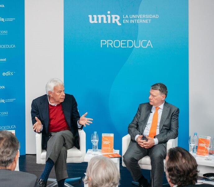 Felipe González pide bajar impuestos al combustible