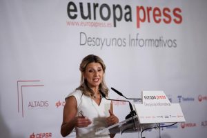 Yolanda Díaz ve a Feijóo "ansioso" al pedir un adelanto electoral