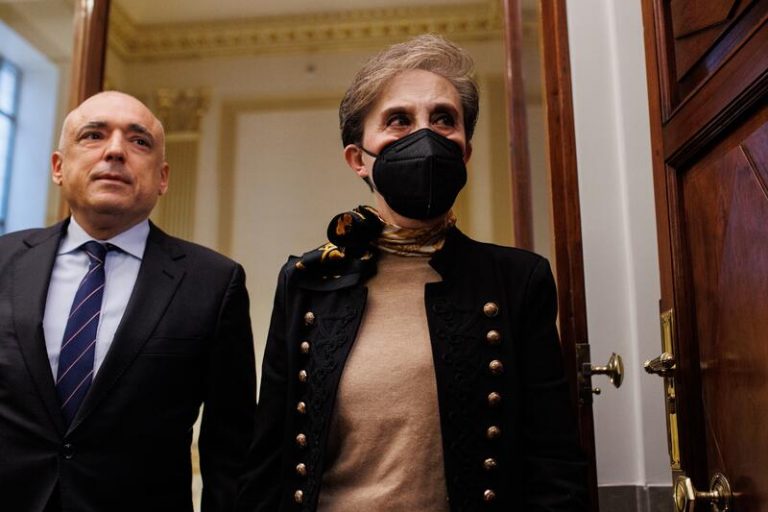 La directora del CNI termina su comparecencia de tres horas y media en el Congreso por el espionaje