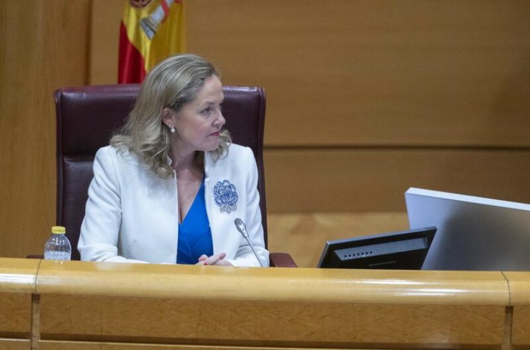 Calviño dice que el Gobierno está tranquilo porque el espionaje se hizo con autorización judicial