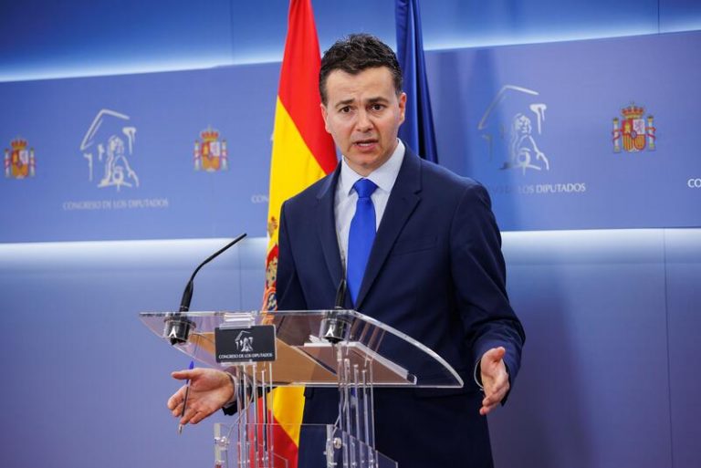 El PSOE sostiene que la directora del CNI y Robles tienen el apoyo absoluto del Gobierno