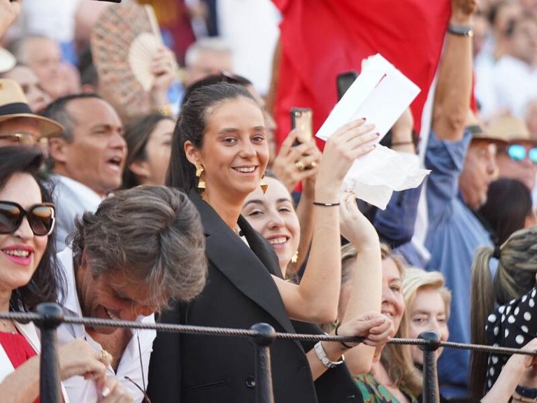 Victoria Federica, radiante en los toros sin Jorge Bárcenas