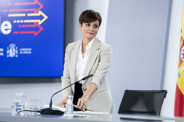 Rodríguez, sorprendida por la tardanza de Feijóo en convertirse en senador