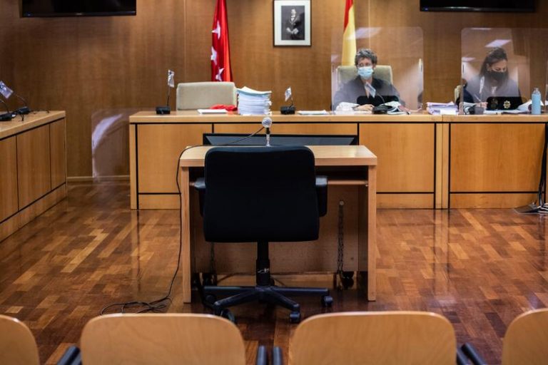 Al banquillo el míster España que mató a su padre en un ataque psicótico