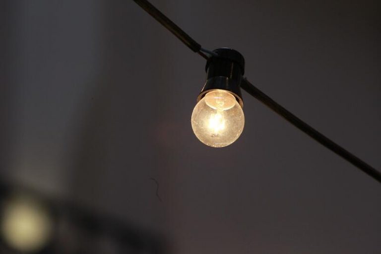 El precio de la luz se mantiene este martes por encima de los 208 euros/MWh
