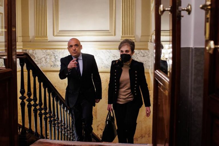 El Gobierno destituye a la directora del CNI