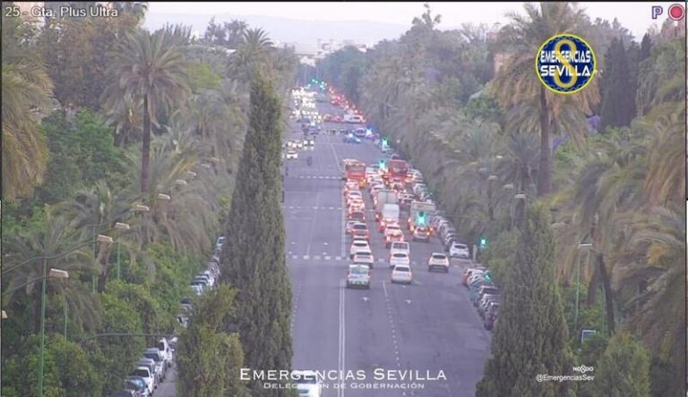 Fallece un varón de 47 años tras el choque entre un coche y una moto en Sevilla