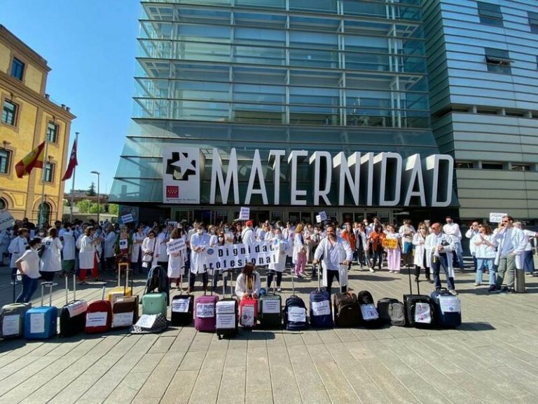 Decenas de médicos madrileños protestan con maletas para denunciar la temporalidad