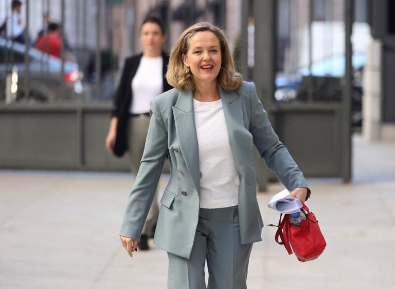 Calviño justifica su rechazo a posar en una foto con empresarios