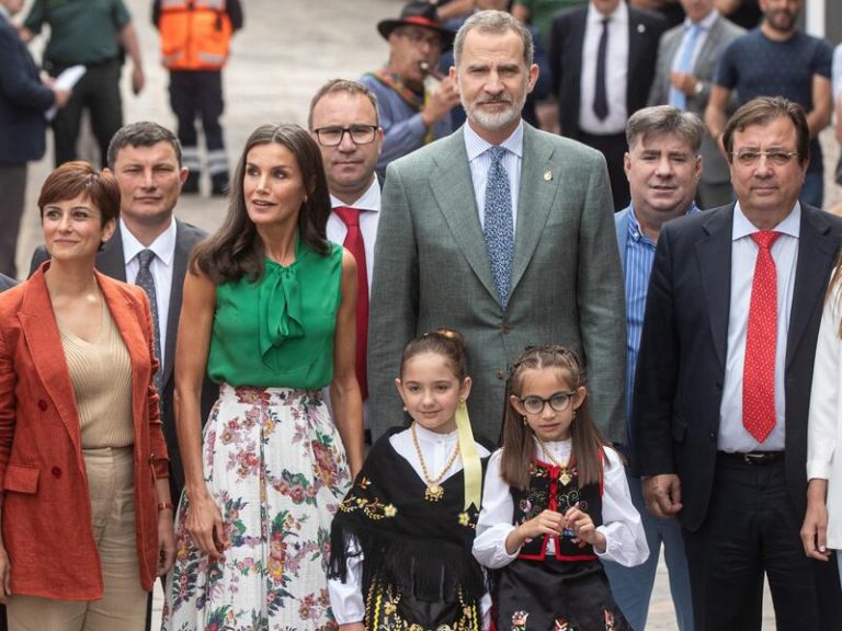 Los Reyes Felipe y Letizia se dan un baño de masas en su visita a Las Hurdes