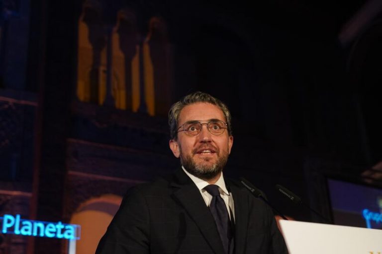 Máximo Huerta gana el XXVII Premio Fernando Lara por su novela 'Adiós, pequeño'