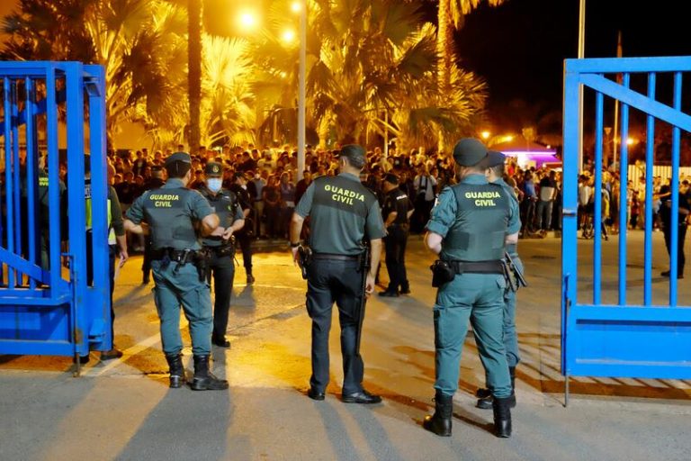 Cientos de personas cruzan la frontera entre Melilla y Marruecos para celebrar la reapertura en ambos lados