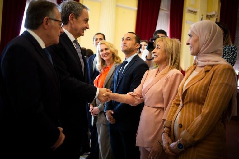 Zapatero felicita al Gobierno por recuperar la relación con Marruecos