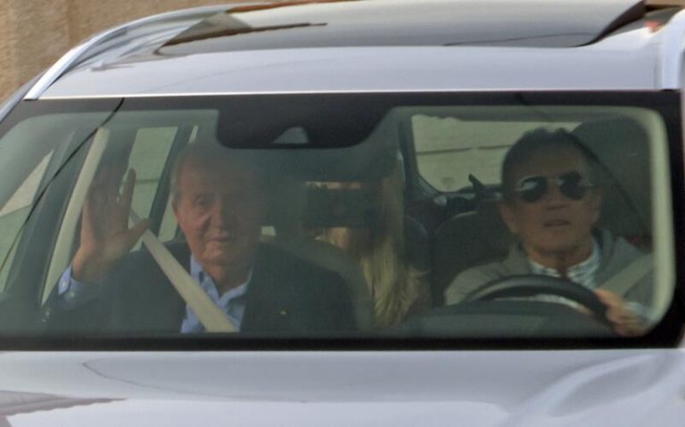 El rey emérito sale de Sanxenxo hacia el Aeropuerto de Vigo para volar a Madrid