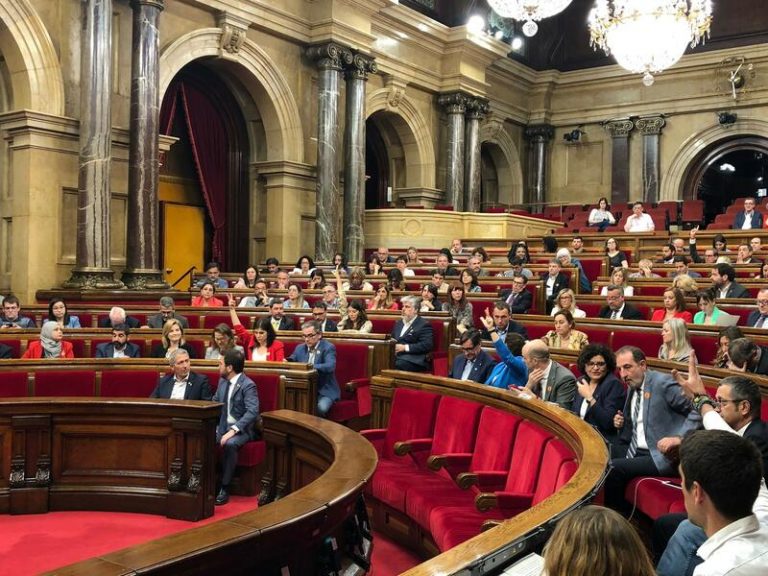 El PSC ganaría las elecciones en Cataluña con hasta 35 escaños, según una encuesta