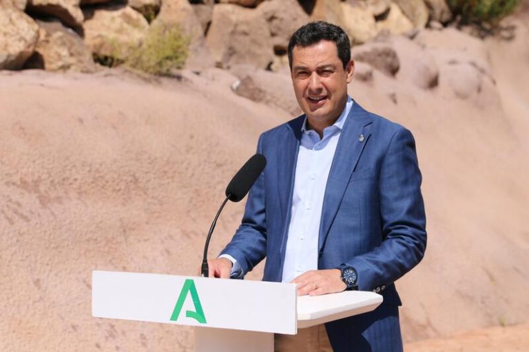 Moreno pide a Sánchez que tenga en cuenta a Andalucía en el Perte Chip