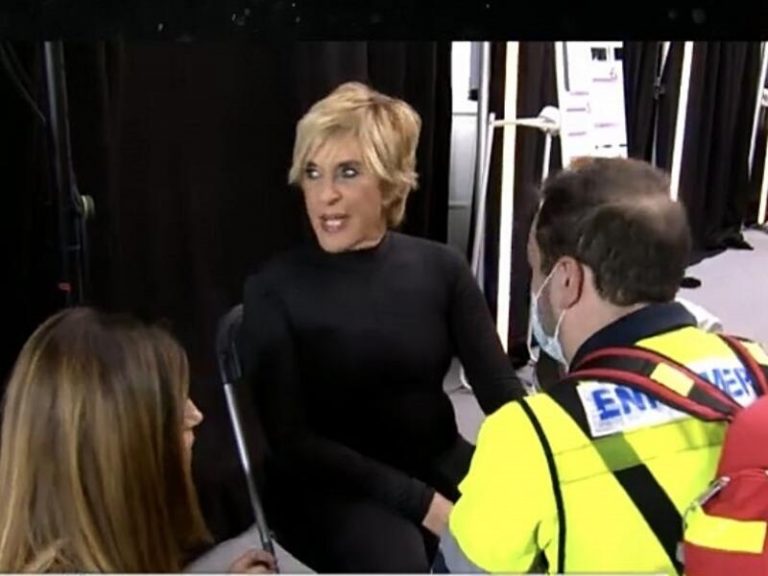 Chelo García Cortés se rompe la muñeca en directo y se queda sin desfilar