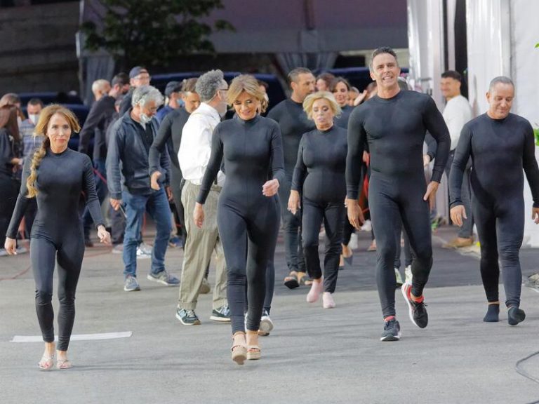 Los colaboradores de Sálvame lucen palmito en mono negro de neopreno