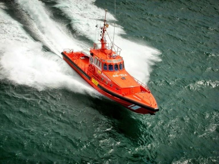 Rescatan una patera con 58 migrantes, entre ellos un bebé, cerca de Lanzarote