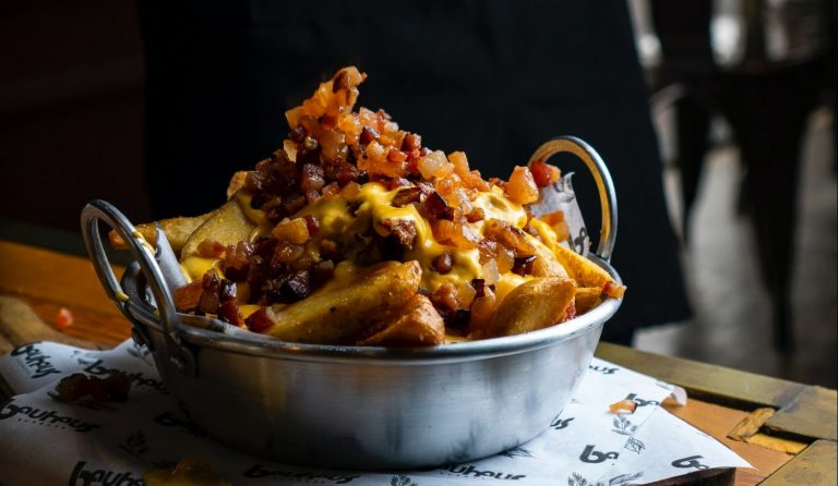Bacon cheese fries: así se hacen más saludables las patatas estrella del Foster Hollywood